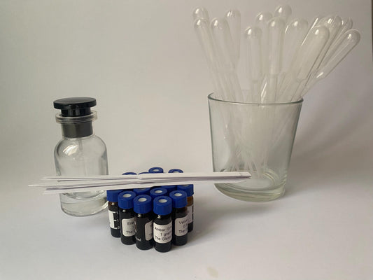 Kit to make a Cologne type perfume composed of 18 essential oils, 18 pipettes, 20 scent strips and formula