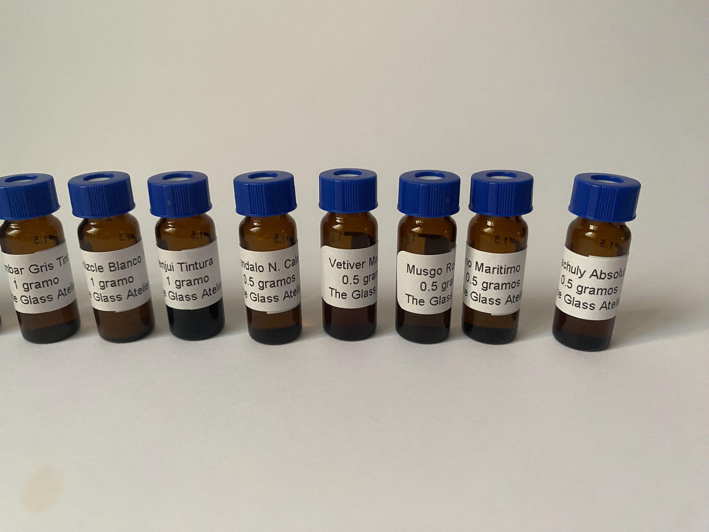 Kit para hacer un perfume tipo Agua de Colonia compuesto por 18 aceites esenciales, 18 pipetas, 20 tiras olfativas y formula