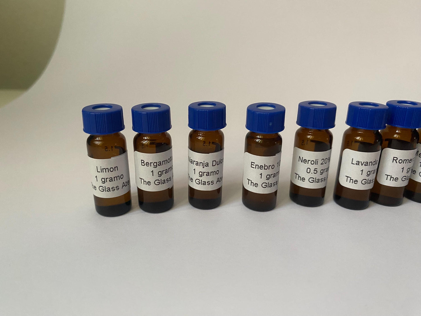 Kit para hacer un perfume tipo Agua de Colonia compuesto por 18 aceites esenciales, 18 pipetas, 20 tiras olfativas y formula