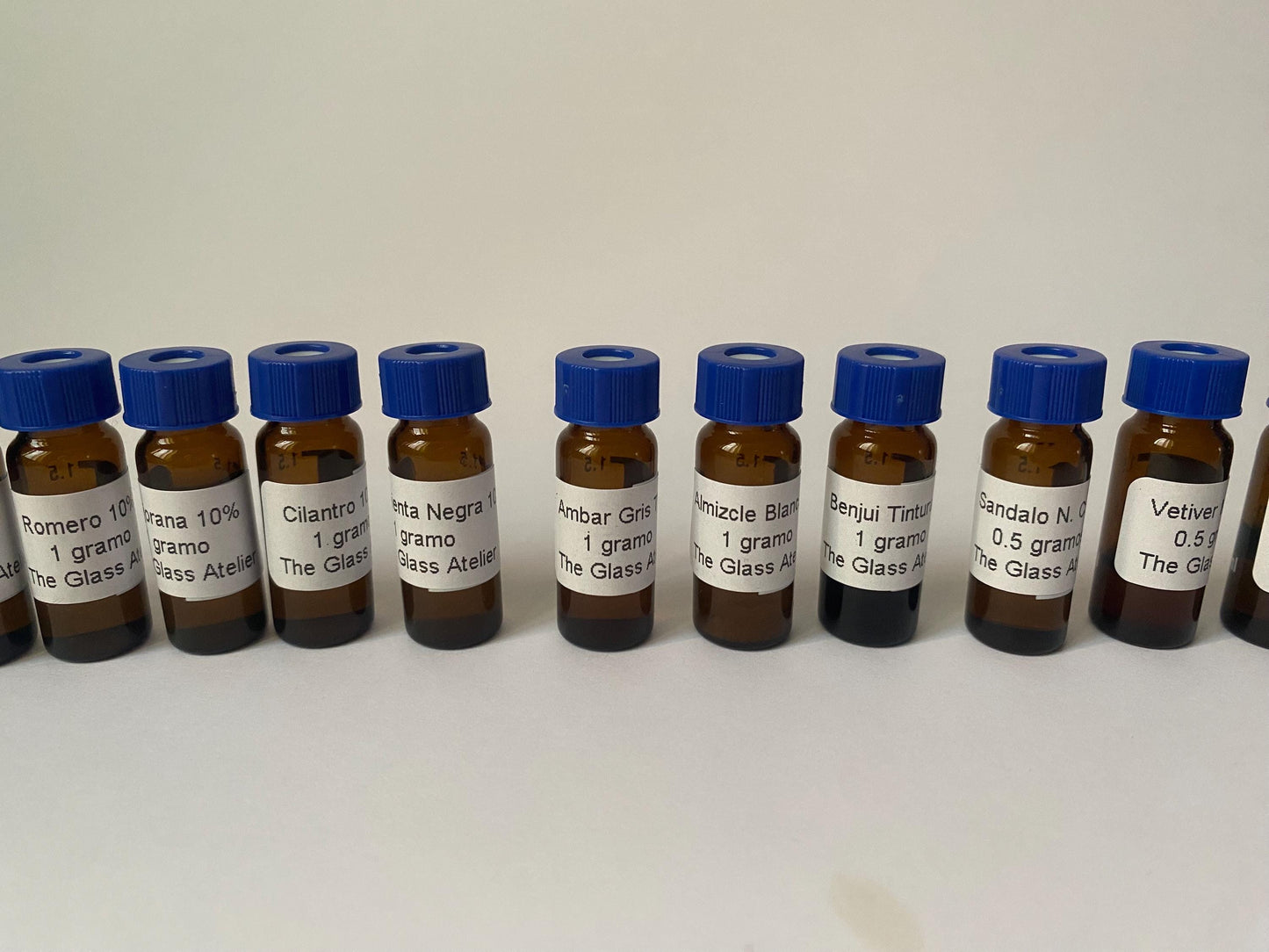 Kit para hacer un perfume tipo Agua de Colonia compuesto por 18 aceites esenciales, 18 pipetas, 20 tiras olfativas y formula